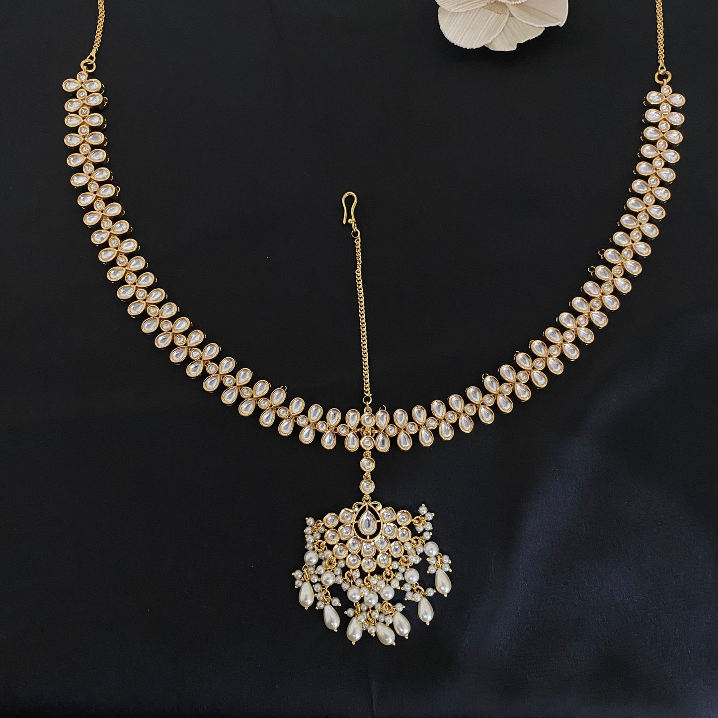 Elegant Kundan Mathapatti