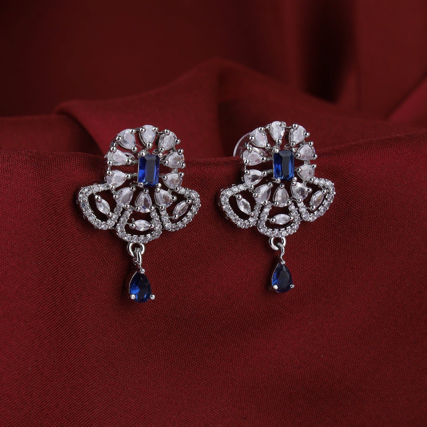 Desigener Pendant Set