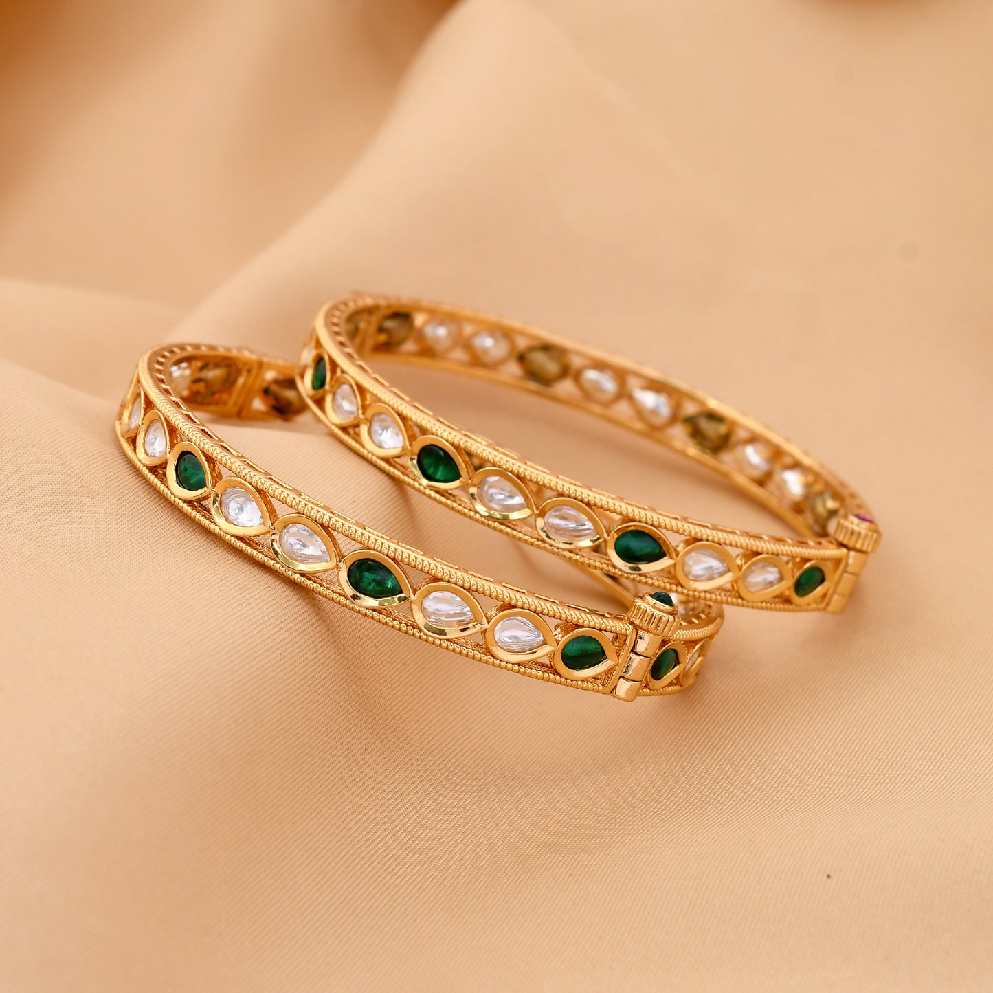 Single Line Gold Plated Kundan Polki Bangle