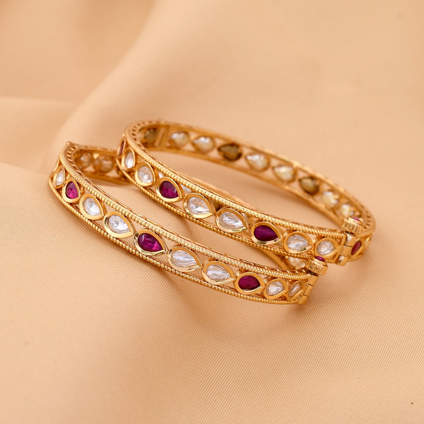 Single Line Gold Plated Kundan Polki Bangle