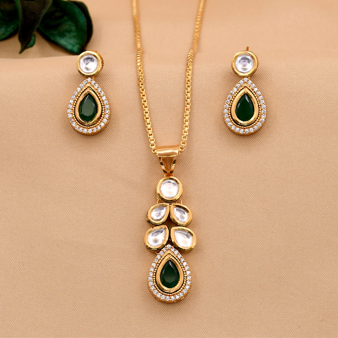 Emerald Kundan Pendant Set