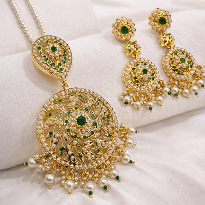Delicate Jadaau Pendant Set