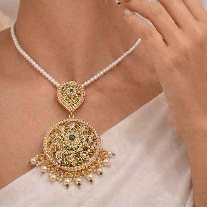 Delicate Jadaau Pendant Set