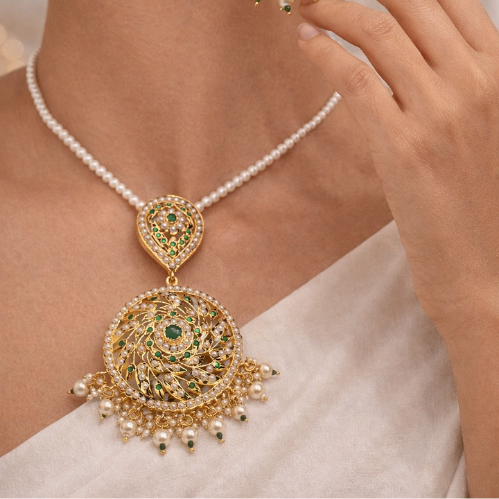 Delicate Jadaau Pendant Set