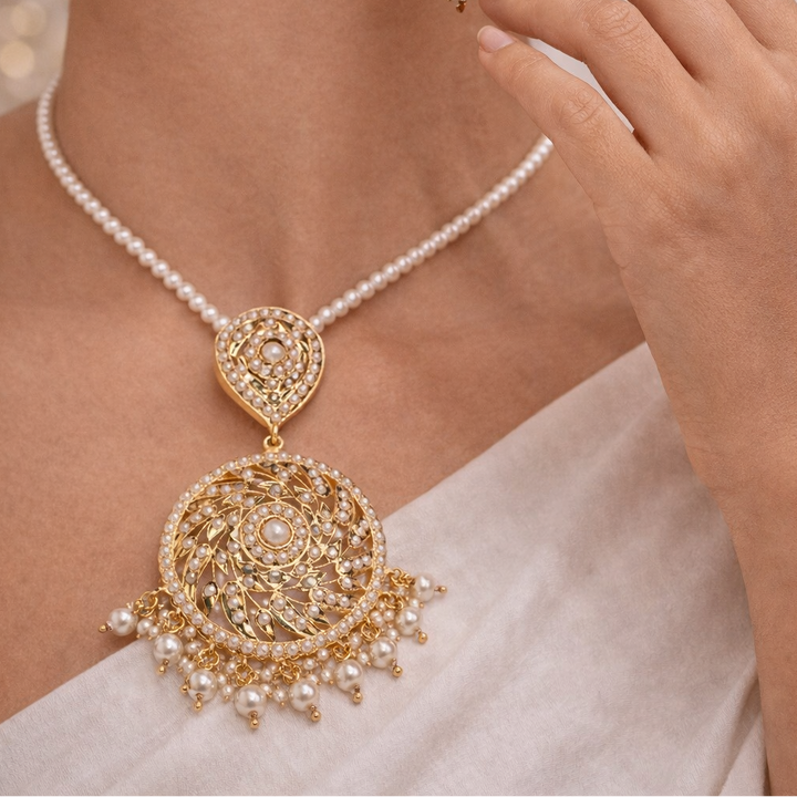 Delicate Jadaau Pendant Set