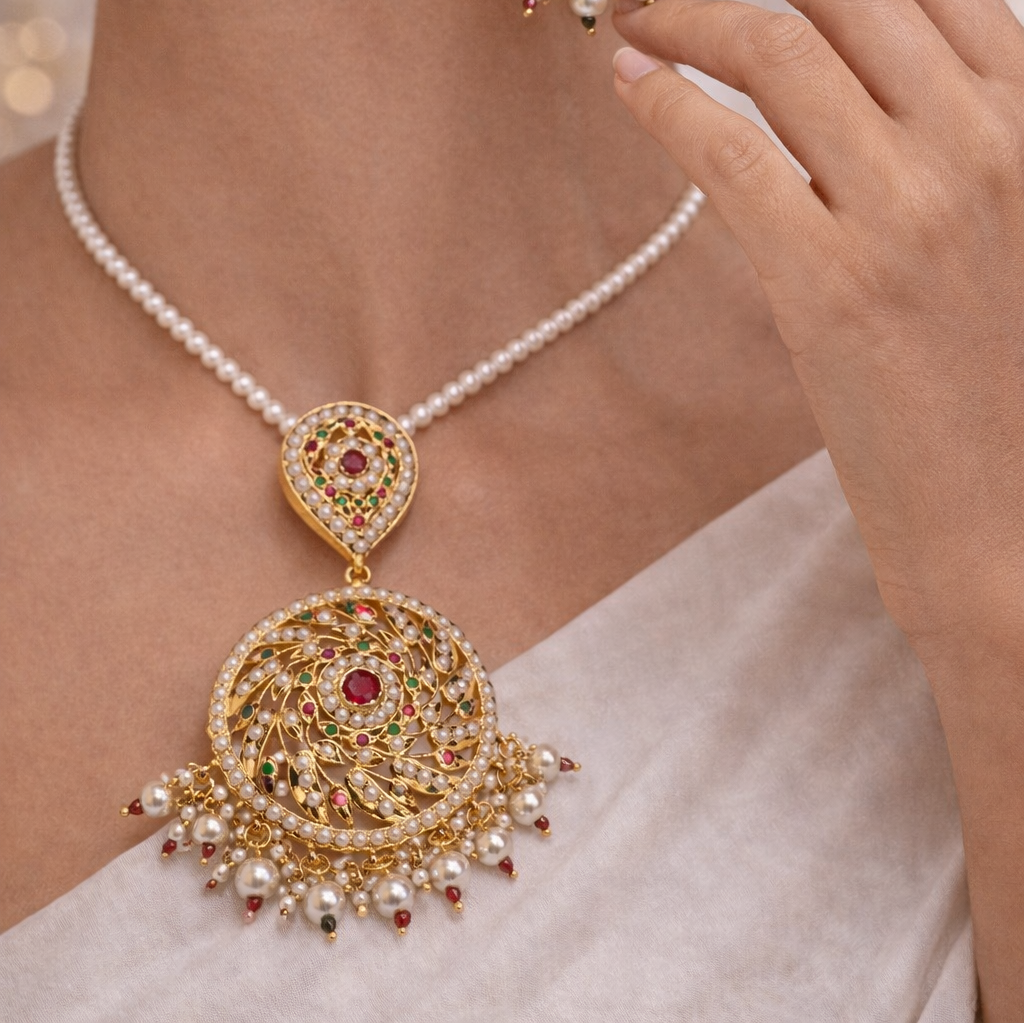 Delicate Jadaau Pendant Set