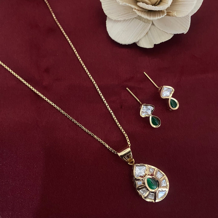 Delicate Kundan Polki Pendant Set