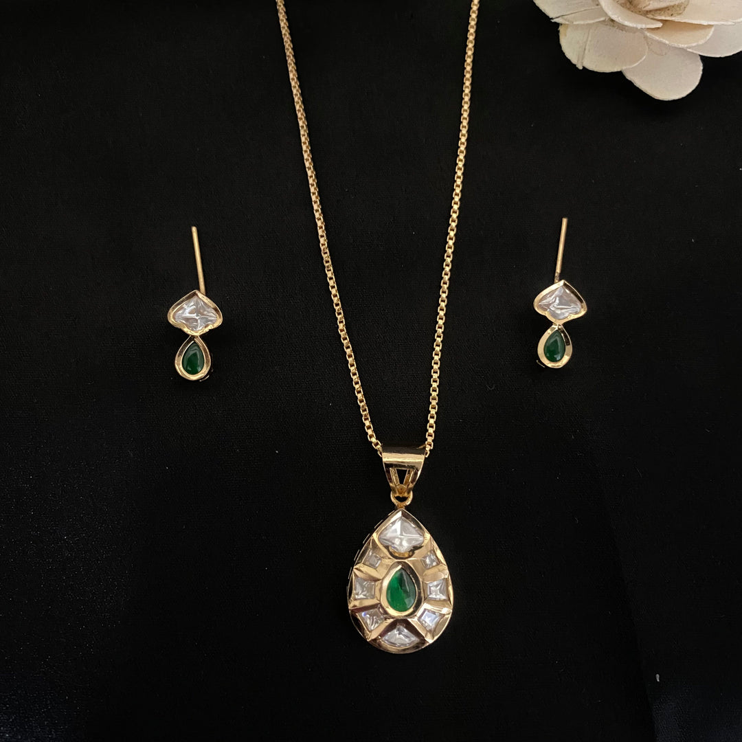 Delicate Kundan Polki Pendant Set