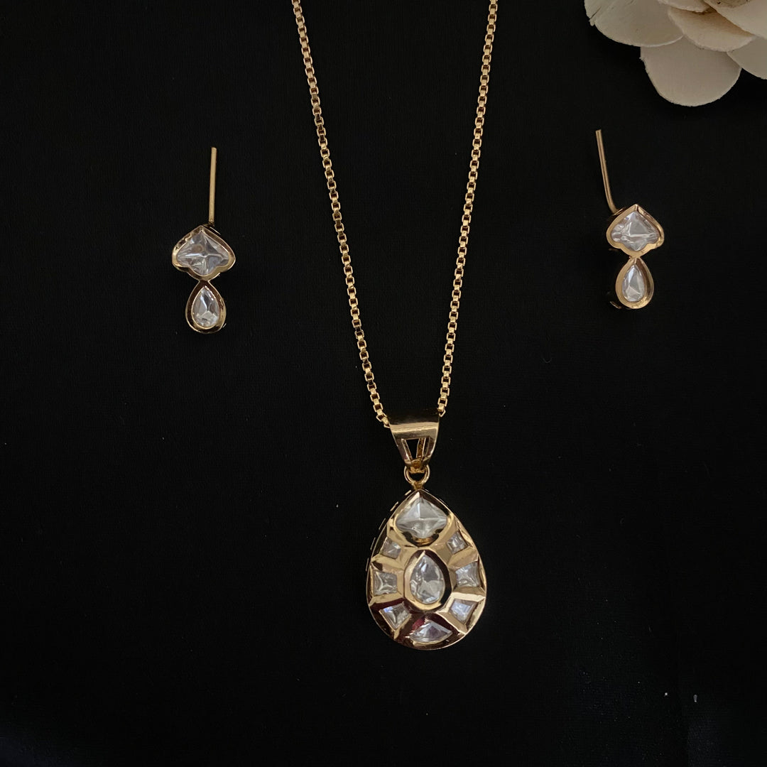 Delicate Kundan Polki Pendant Set