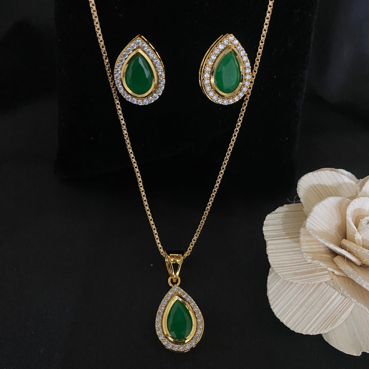 Delicate Kundan polki pendant set