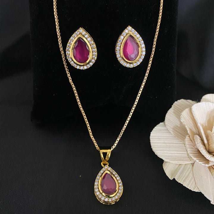 Delicate Kundan polki pendant set