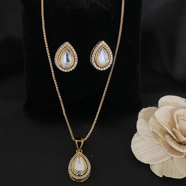 Delicate Kundan polki pendant set