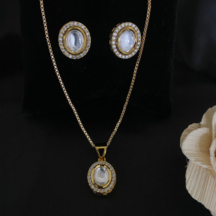 Oval Design Kundan polki pendant set