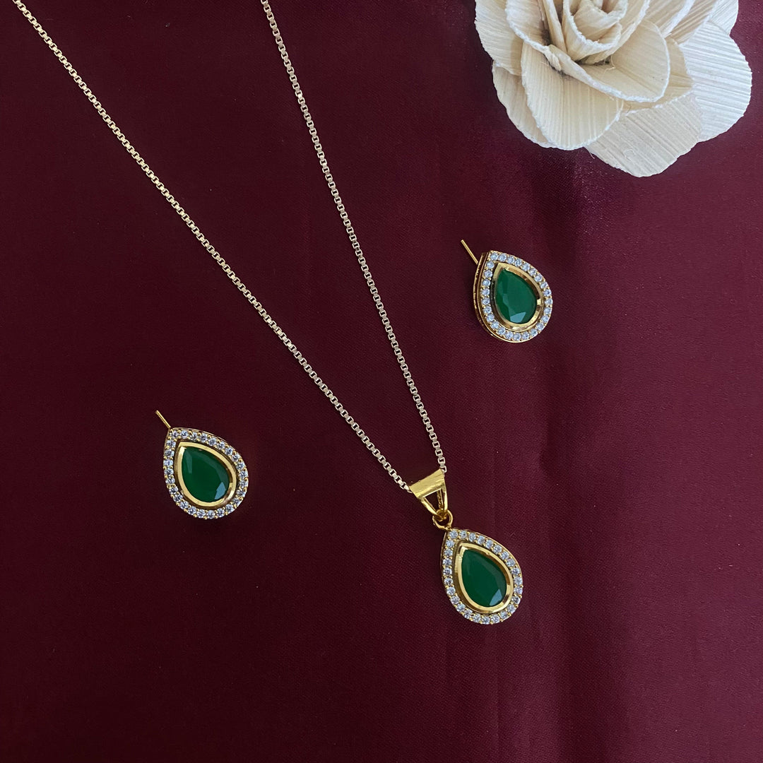 Delicate Kundan polki pendant set