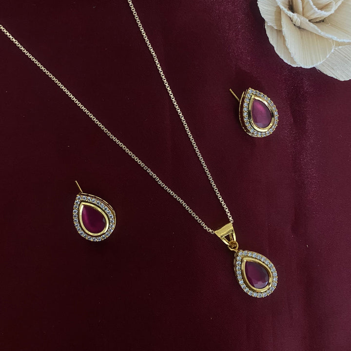 Delicate Kundan polki pendant set