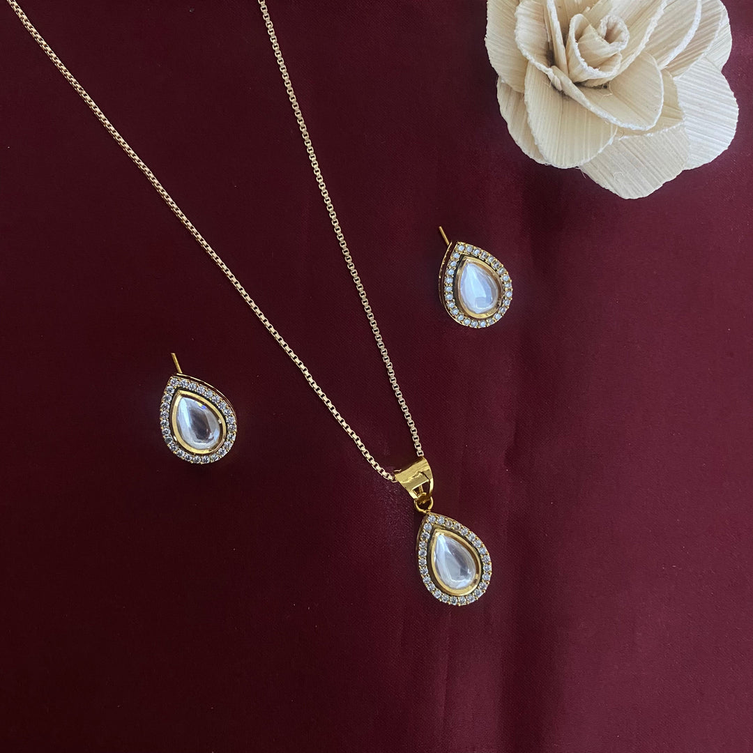 Delicate Kundan polki pendant set