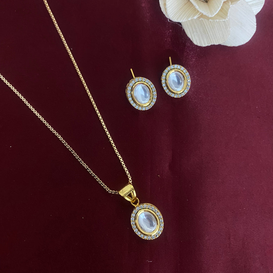 Oval Design Kundan polki pendant set