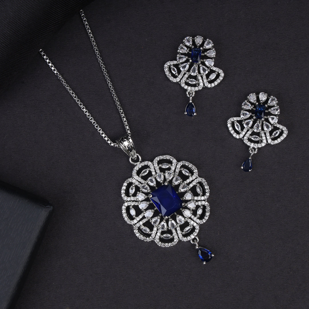 Desigener Pendant Set
