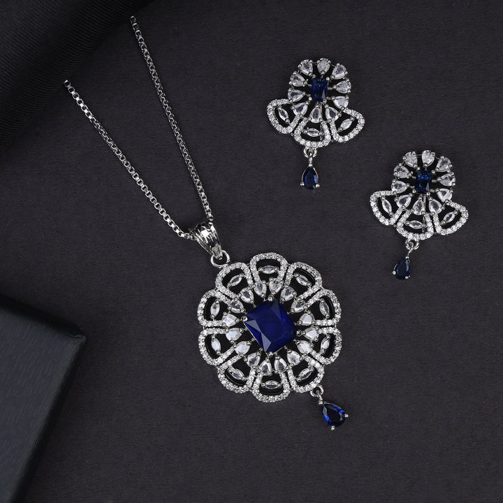Desigener Pendant Set