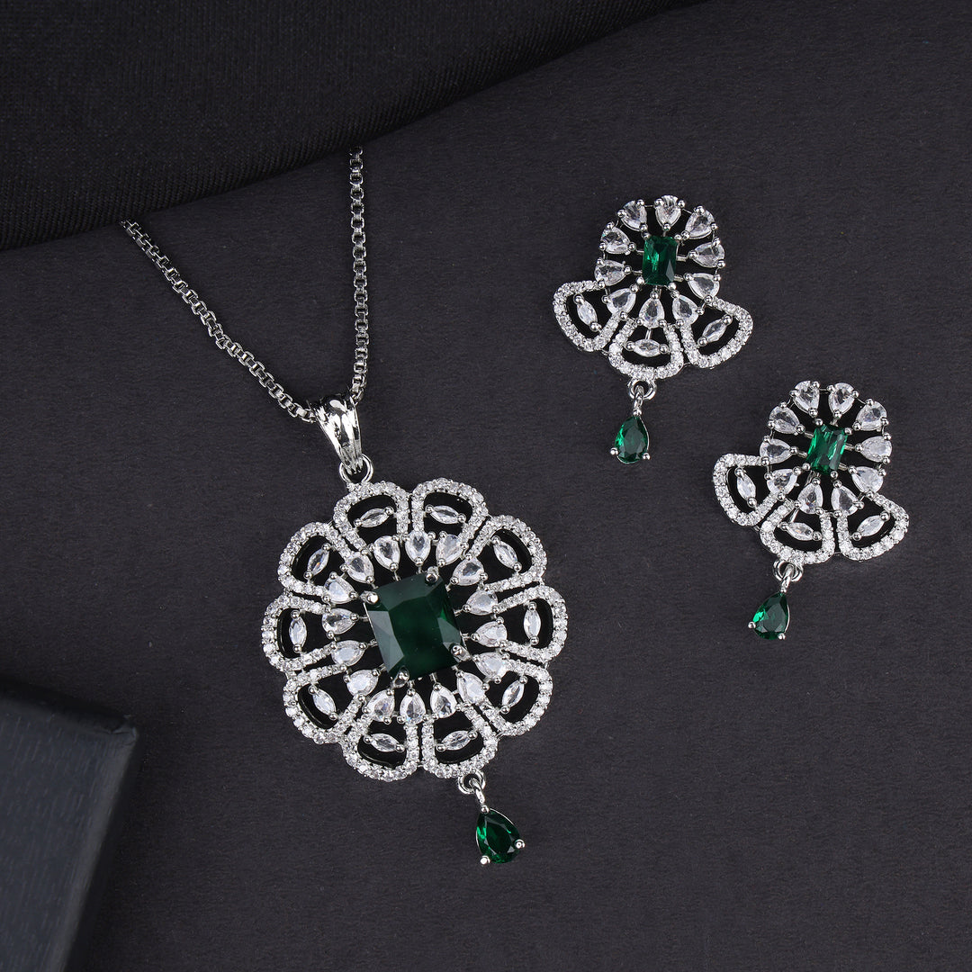 Desigener Pendant Set