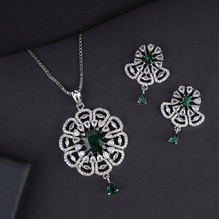 Desigener Pendant Set