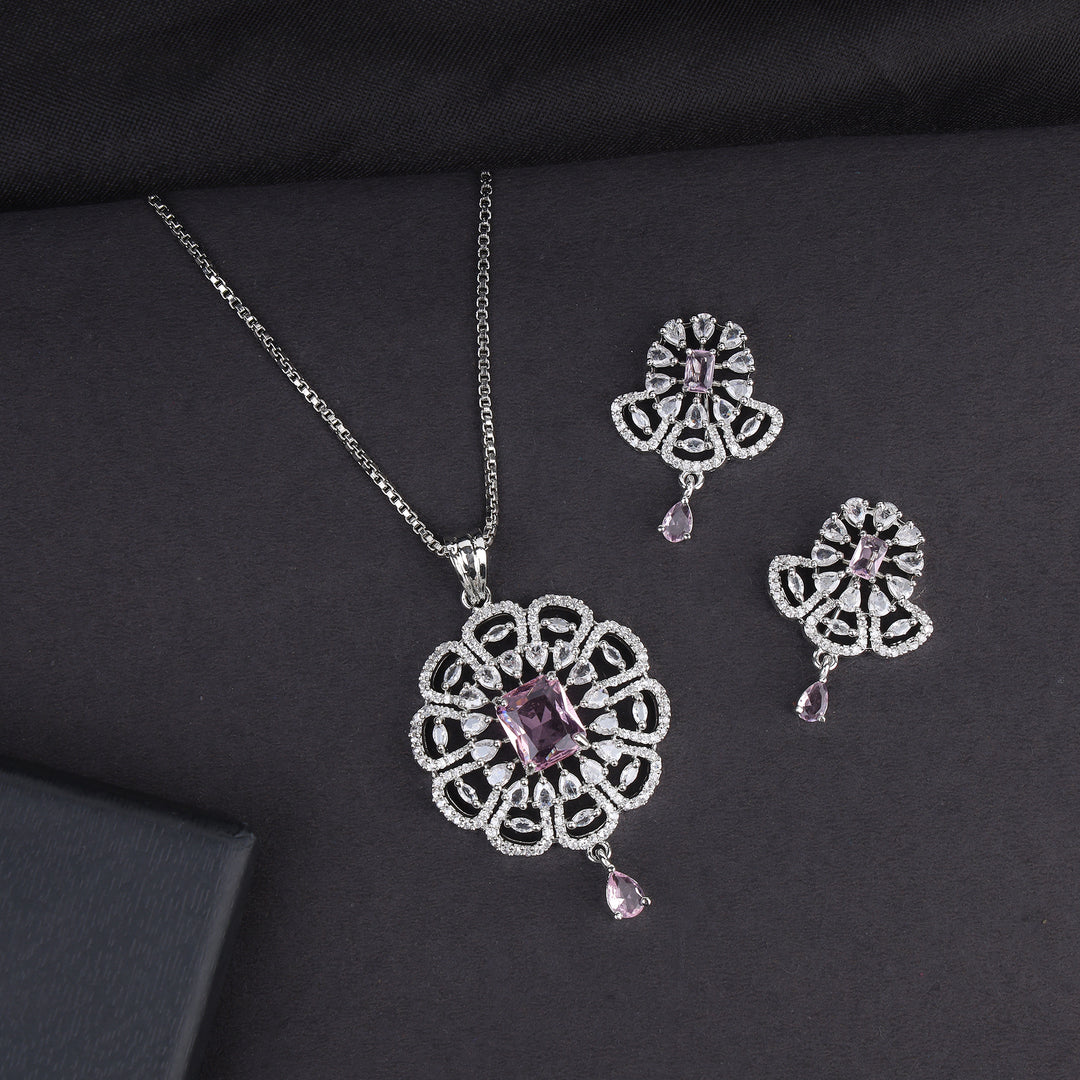 Desigener Pendant Set