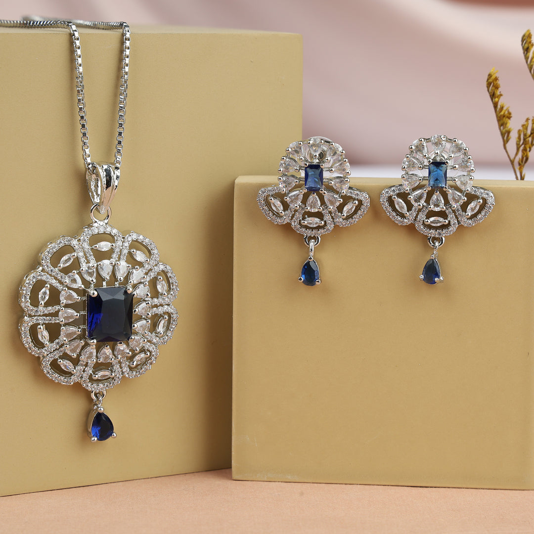Desigener Pendant Set