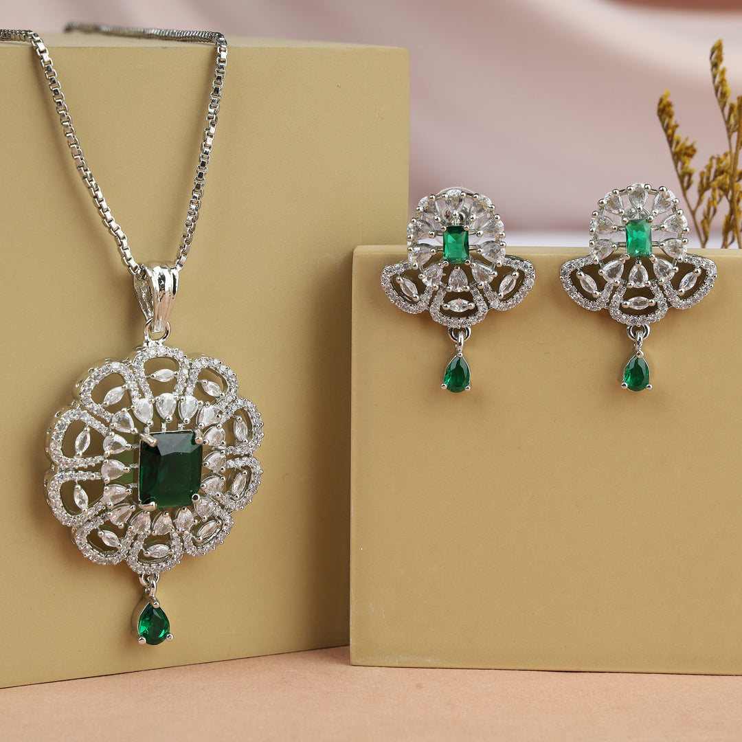 Desigener Pendant Set