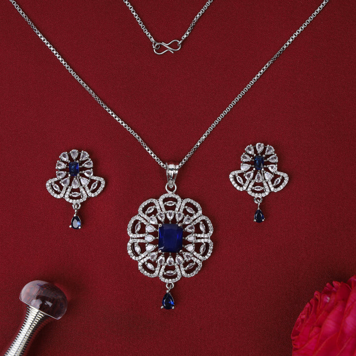 Desigener Pendant Set