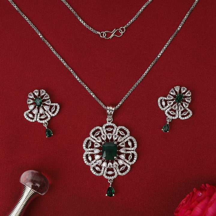 Desigener Pendant Set
