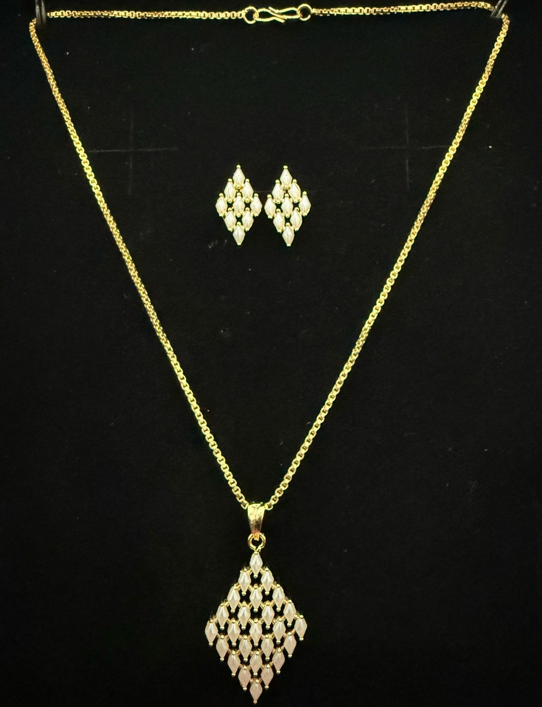 Diamond Shape Pendant Set