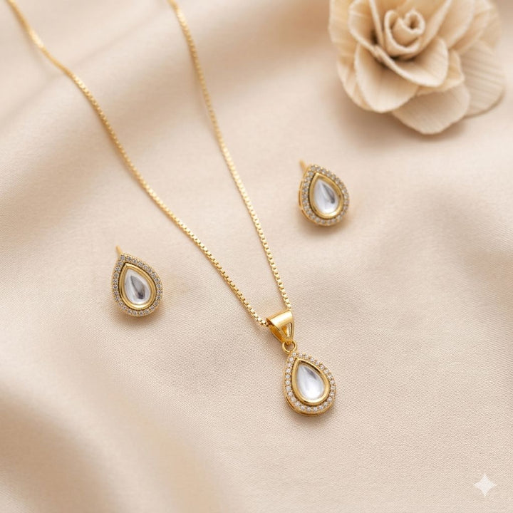 Delicate Kundan polki pendant set